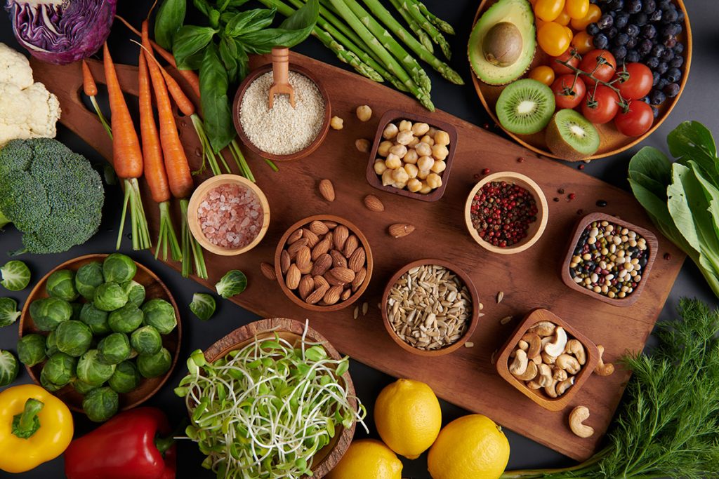 Metabolismo lento, enfraquecimento dos ossos e outras queixas ao chegar aos 50? Isso é para você! Conheça 8 super alimentos para consumir após os 50 anos.