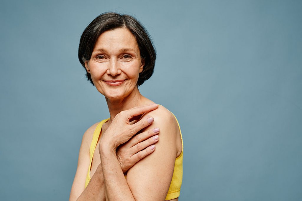 Devido a queda dos hormônios, há muitas mudanças no corpo das mulheres e uma delas é a pele. Veja abaixo como se preparar para essas mudanças e cuidar da pele na menopausa.